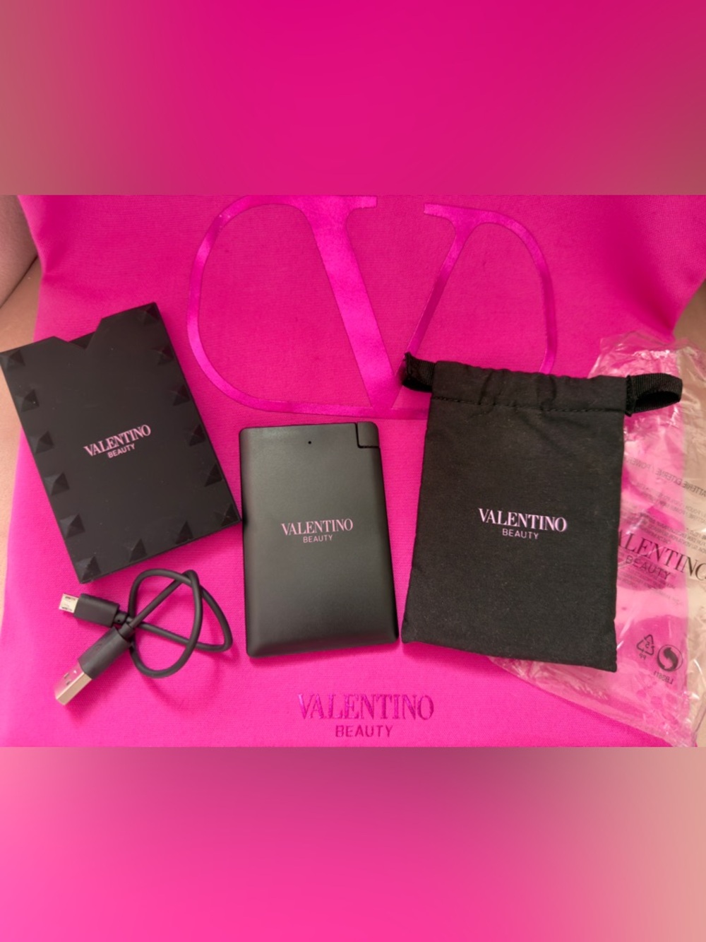 Valentino Beauty Tote w Power Bank 
Charger